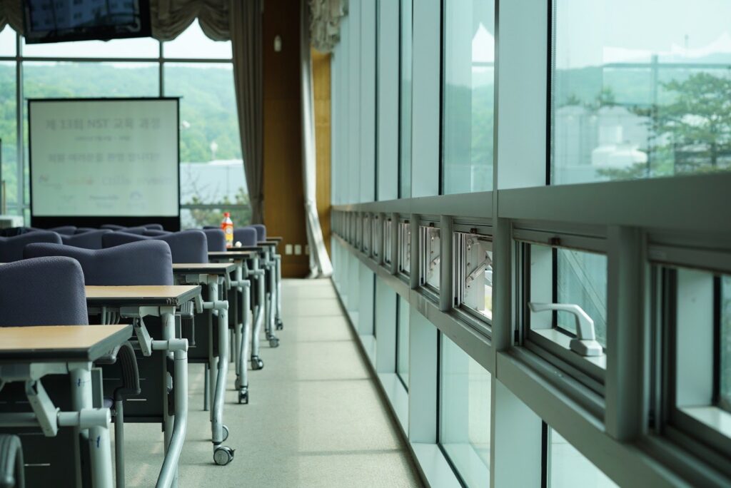 picture of an empty classroom